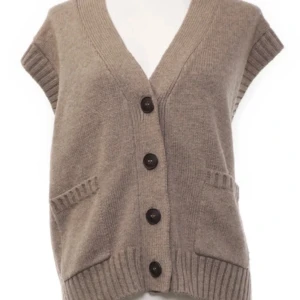 Stickad väst  - Säljer denna stickade västen från zara. Inga defekter och använd endast en gång. 