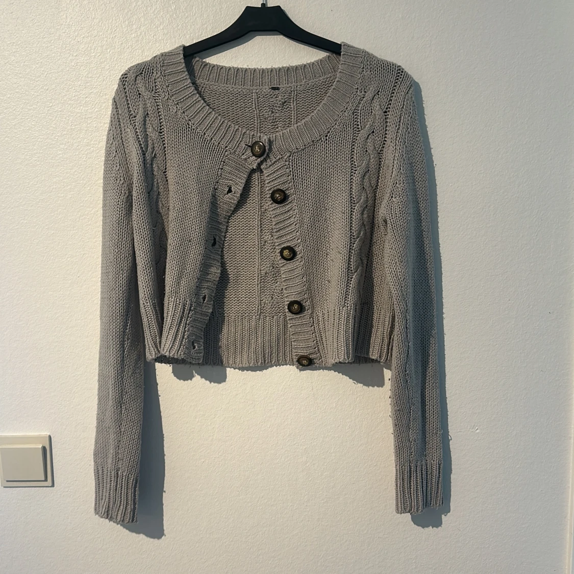 Grå stickad kofta med knappar