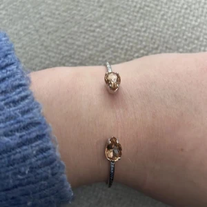 Caroline svedblom  - Säljer mitt helt nya Caroline svedblom armband som aldrig har använts!💕(Har ej asken kvar)