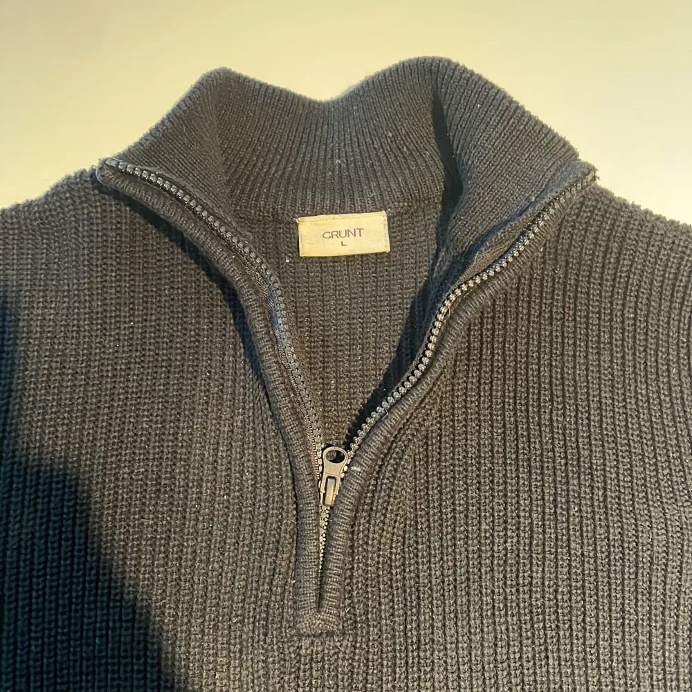 En härlig halfzip från grunt för endast 199kr. Jätte bra skick storlek 182-188 cm. original pris: 499kr.. Stickat.