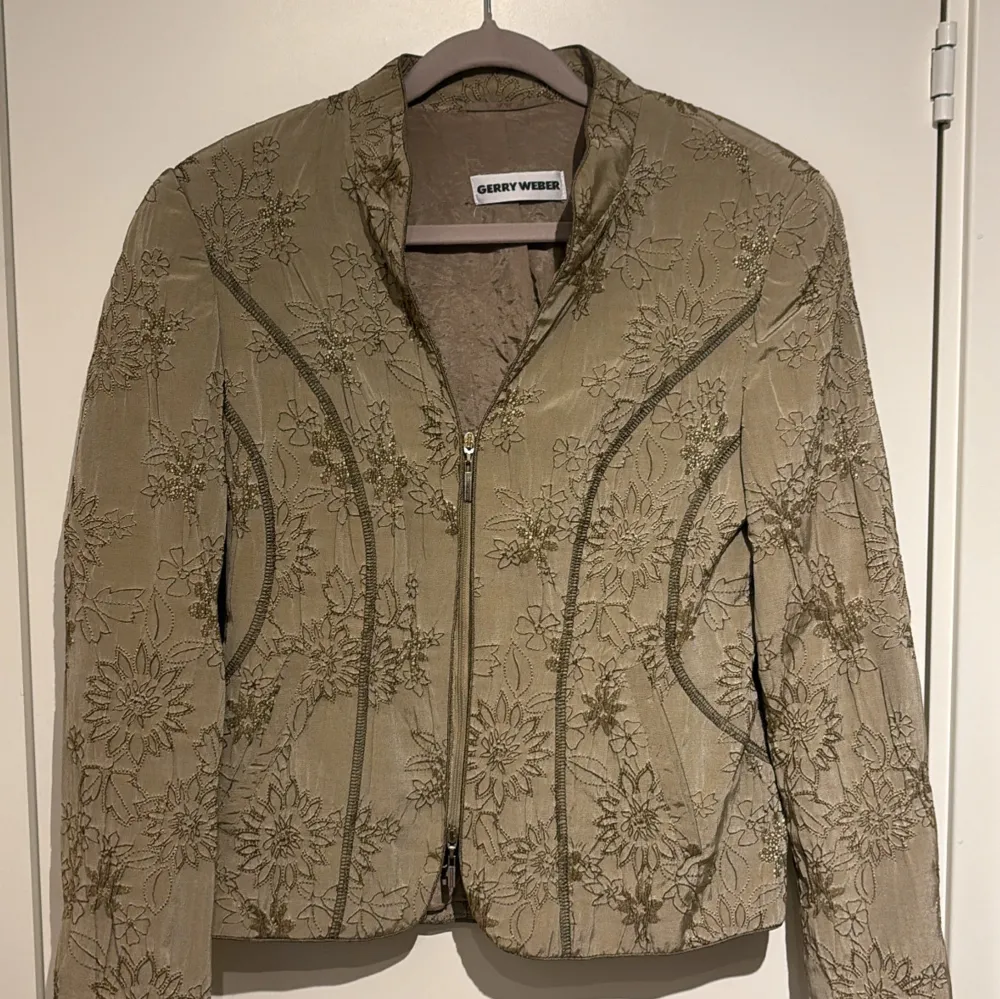 Säljer en superfin beige jacka från Gerry Weber. Jackan är långärmad och perfekt för både vår och höst. Den är i nyskick och har en normal passform. . Jackor.