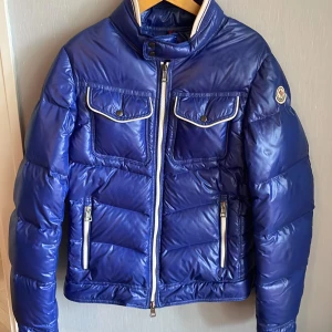 Moncler jacka  - Fin Moncler jacka perfekt till vinter. Skulle passa någon runt 160/165. Jag kan skicka eller så kan man hämta i Falun. Pris ej hugget i sten!