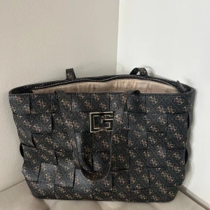 Guess väska  - Säljer åt min mamma som inte fått användning av den. I princip i nyskick!💞