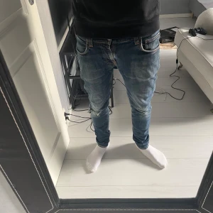 Nudie jeans  - Nudie jeans 30/30 nypris 1600 säljer pga dem är för små för mig  