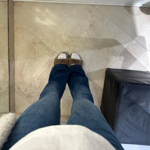 Only flared jeans - Only midwaist jeans i mörkblå färg, använd ca 2-3 gånger så jätte bra skick. Jag är 167 och de går ner till fötterna