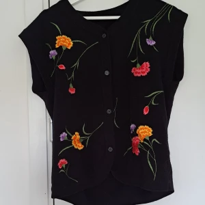 Floral vest - Söt väst med broderade blommor på