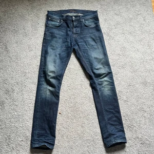 Nudie jeans - Fina Nudie jeans. Jeansen är slim fit och är i modellen from trim. 