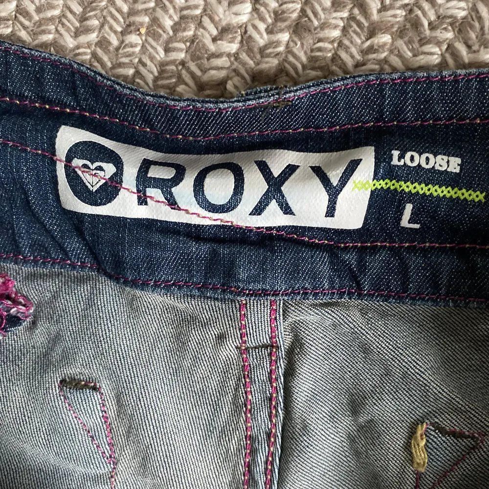 Baggy jeans från Roxy. Avklippta, innersöm ca 73cm. Midjan rakt över 42cm. Dragkedjan sitter i fickan. Pris kan diskuteras. Jag e 160cm som referens.. Jeans & Byxor.