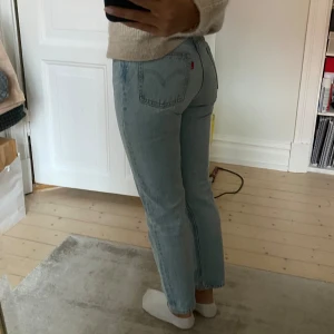 Levis jeans  - Ett par jeans från Levis i storlek W23 L32. De är i modellen Mom Jeans, 501. De passar mig som vanligtvis är Xs/s. Köparen står för frakten, inga returer. 