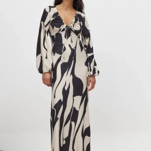 Nakd klänning - Aldrig använd. Storlek 32 men passar även 34.