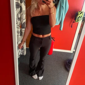 Kostym byxor - Säljer dessa snygga mid kostymbyxor från Gina Tricot i storlek S. Ganska nya använt ett fåtal gånger men säljer eftersom de är för små för mig💞 inga defekter alls! 