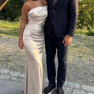 Champagne klänning  - Säljer denna fina klänning, den är använd endast en gång på ett bröllop alltså är den i utmärkt skick Köpt för 3500kr Köpt från dressroom