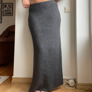 Stickad lång kjol  - Super mysig stickad långkjol som inte kommer till användning! Använd 1-2 gånger. Är 173 cm lång💗