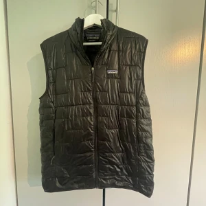 Patagonia väst - Patagonia väst i 9/10 skick, skriv för fler frågor eller bilder . Vid snabb och enkel affär kan priset sänkas 