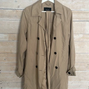 Trenchcoat  - Säljer nu min beiga trenchcoat från Bikbok, perfekt nu till hösten🙌🏼🍁