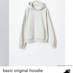 Grå Hoodie  - Snygg och mysig grå hoodie från Gina tricot. Använd men i bra skick💕 storlek Xs. !Säljer de gråa mjukisbyxorna i samma storlek! 
