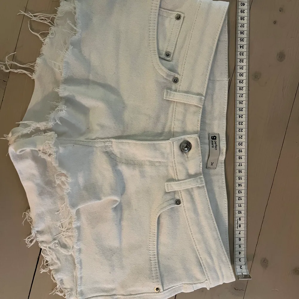 Säljer dessa vita lågmidjade shortsen från Gina i storlek 34, se mått på bild 3 och 4🥰. Shorts.