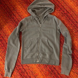 Rick Owens zip up hoodie - High guality zip up hoodie by none other than the man himself, Rick Owens Slight imperfections on the sleeves, which imo, add character Size M, exxttra long sleeves😋