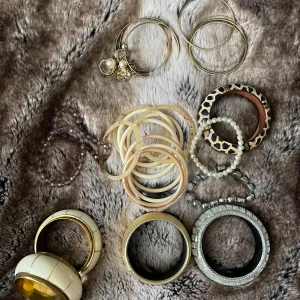 Olika armband  - Olika armband med olika priser eller alla för 100kr