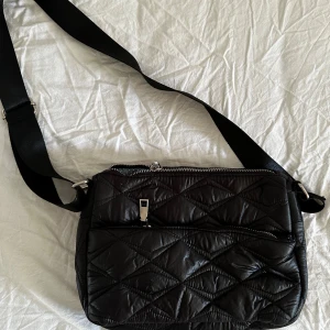 Handväska  - Endast använd få gånger, justerbar axelrem