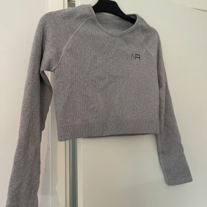 Tränings tröja  - Grå tränings tröja, helt ny/ oanvänd. 