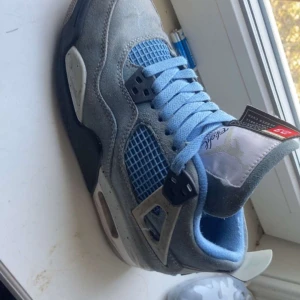 Jordan 4 university blue - Använd i 3 månader, lite smutsiga men funksr ändå bra