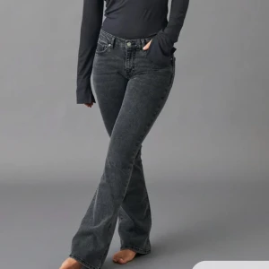 Mörkgråa low waist bootcut jeans från Gina  - Säljer dessa snygga low waist jeans från Gina Tricot som är i storlek 34. De är använda några få gånger. 💞 nypris 500kr