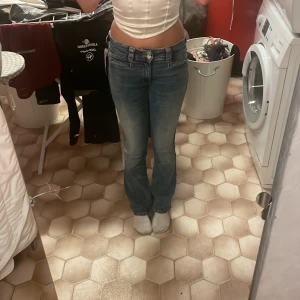 Low waist jeans  - Low waist jenas som är flare där nere, jag är 160cm och det är perfekt längd 💞