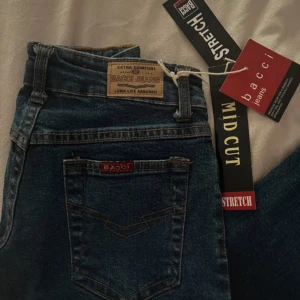 Lågmidjade bootcut jeans - Suuupersnygga lågmidjade jeans från bacci, köpte på vinted med lappen kvar och använda ett fåtal gånger då de inte passar! Skriv för fler bilder eller andra frågor🥰