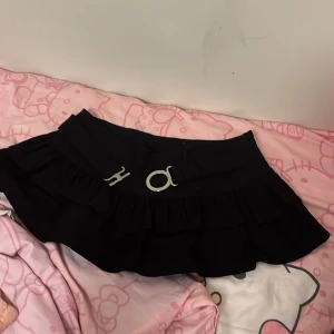 Svart miniskirt  - Svart kort miniskirt från SHEIN.🖤 Använt 1 gång Passar och sitter fint. Tyg material  