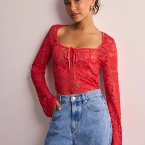 Spets topp  - Säljer min röda spelstopp från vero moda som jag bara användt 1 gång ❤️passar storlek xs-s 