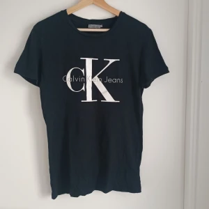 Calvin Klein T-shirt - Bara använt skick. Hel och fläckfri. Skick 7/10