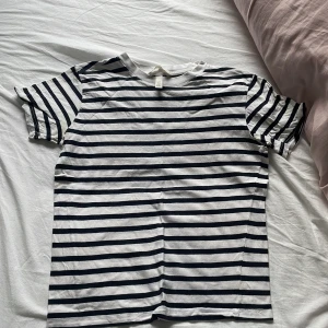 T-shirt  - Säljer denna superfina randiga T-shirt från hm💕Storlek xs! Har inga defekter bara lite skrynklig men går att stryka💕