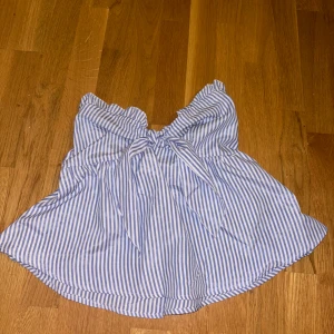 Topp - En fin randig topp i väldigt fint skick, endast testad. 💕 Storlek: S