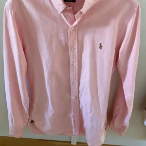 Rosa Ralph Laurent skjorta - Säljer nu denna riktigt feta Ralph Laurent skjortan i rosa. Slim fit, storlek s. Skjortan är i mycket bra skick utan defekter. Hör av dig vid fråga eller om du vill ha fler bilder.