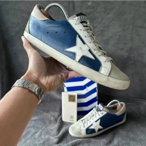 Golden goose skor - Tja säljer dessa golden goose skor i fint skick. Storlek 43 men passar även 42. Såklart är de äkta. Skriv vid funderingar!