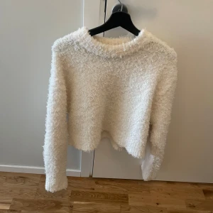 VIT FLUFFIG TRÖJA - Säljer denna mysiga höst/vintertröjan från HM. Använd ca 2 ggr.
