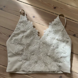 Vit topp - Vit topp från bikbok, xs. Använd ett fåtal gånger. 