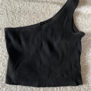 Enkelt linne - Ett enkelt linne lätt att styla bra skick är dock från shein därför säljs den för 20kr