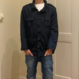 Massimo Dutti Field Jacket - Tja där! Säljer nu denna sjukt fräscha massimo dutti jacka! Jackan är perfekt nu när hösten börjar närma sig! Jackan har en fodrad insida! Modellen är runt 170 cm lång! Lite för stor för modellen så jag skulle säga att jackan passar 170-175 cm!