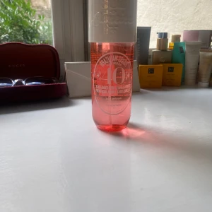 Sol de Janeiro 40! - Säljer min Sol de Janeiro parfym 40! Köpt på Bryssels flygplats för 450! Säljer för att jag köpte i fel doft! Helt oanvänd, plasten är kvar!💕