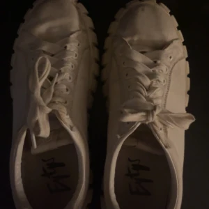 Eytys - superfina vita eytys, ganska använda, inga defekter inuti men lite utanpå, därvar priset. 