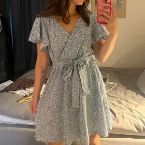 Blommig klänning - Blå blommig sommarklänning. Jag är 161 cm lång🩵