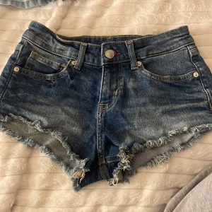 Jeans shorts  - Jätte fina shorts som jag köpte från hm i Spanien. Säljer pågrund av att de är försmå. Och de är low waist 🥰