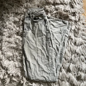 Bikbok jeans  - Säljer ett par skitsnygga bikbok jeans i strl 25/32 tyvärr blivit för små för mig. Blivit lite skrynkliga då de bara legat men annars iproncip oanvända. Nypris 699kr Hör av er vid funderingar/fler bilder💕