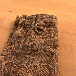 Orm byxor från zara❤️ - Ett par super snygga jeans från zara som Max har använts 3 ggr ❤️😍