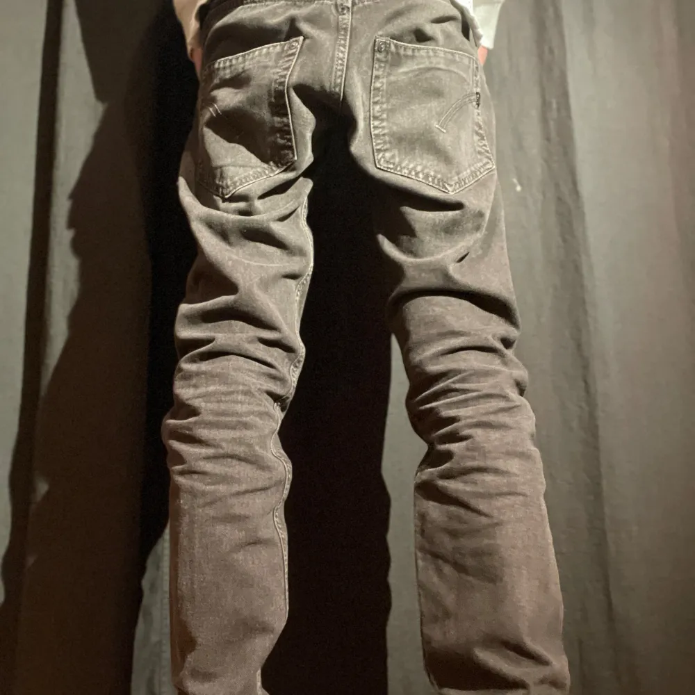 Tjena! Säljer nu dessa dondup jeansen i modellen ”George”👍dom är slim fit men är för stora på mig🙃 nypris: 3800kr❌ mitt pris: 1099kr✅, 9/10 skick👏, skriv vid funderingar och frågor🙌!!!. Jeans & Byxor.