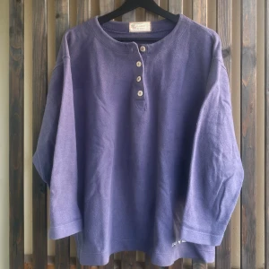 Overshirt - Ljuslila tröja med knappar.  Två anmärkningar på slitage.  Storlek M Pris: 139kr 