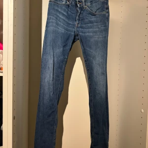 Dondup jeans - Säljer nu mina dondup slim jeans i storlek 28. Säljer denna på grund av att den är för liten för mig. Inte använt så mycket. Tveka inte på att höra av er. Pris kan diskuteras vid snabb affär.