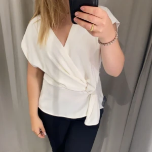 Zara blus - Säljer denna jätte snygga blus ifrån zara. Säljer den då den inte kommer komma till användning. Lappen sitter kvar och är oanvänd. Nypris 330kr